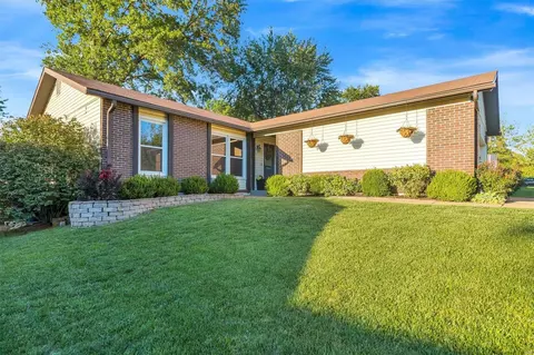 327 Bellezza Dr, Ballwin, MO 63021 photo 2