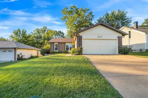 327 Bellezza Dr, Ballwin, MO 63021