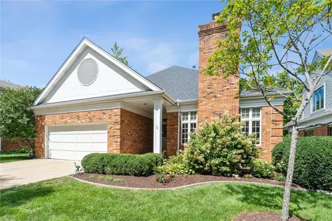 9017 Fair Oaks Crescent Ct, Saint Louis, MO 63117