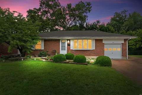 801 Boschert Dr, Saint Charles, MO 63301
