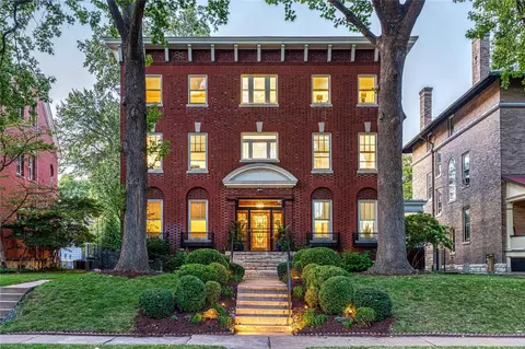 81 Waterman Pl, Saint Louis, MO 63112