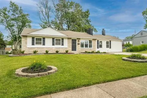 836 Lanyard Ln, Saint Louis, MO 63122