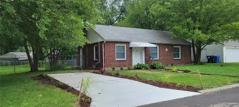 10 Charlotte Dr, Florissant, MO 63031