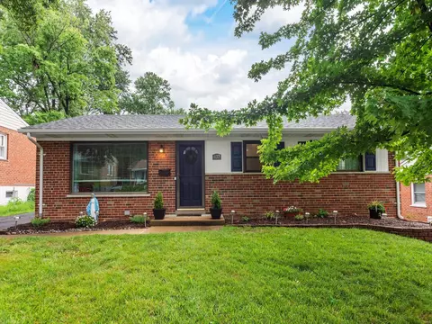 832 Manitou Dr, Rock Hill, MO 63119