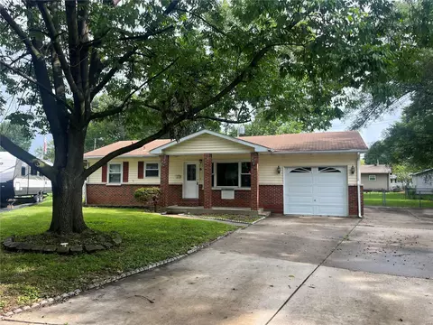 5 Tyson Ct, Florissant, MO 63031