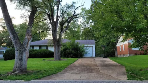 927 Drummond Dr, Saint Louis, MO 63135
