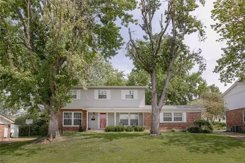 740 Saddle Dr, Florissant, MO 63033