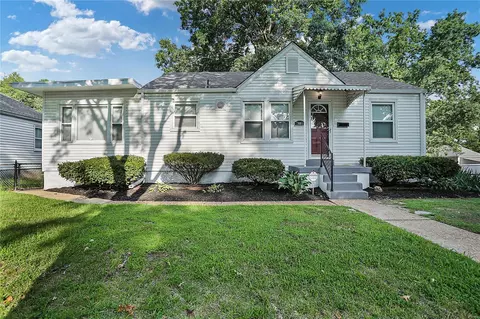7001 Paisley Dr, Saint Louis, MO 63136