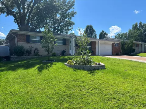 842 Rainbow Dr, Saint Louis, MO 63125