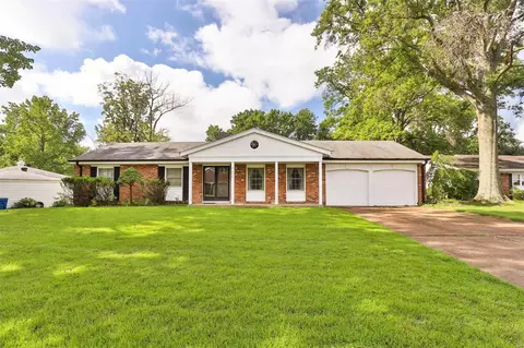 825 Montmartre Ct, Saint Louis, MO 63141