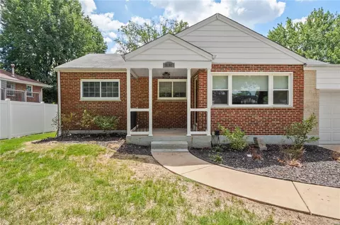 9562 Lodge Pole Ln, Saint Louis, MO 63126