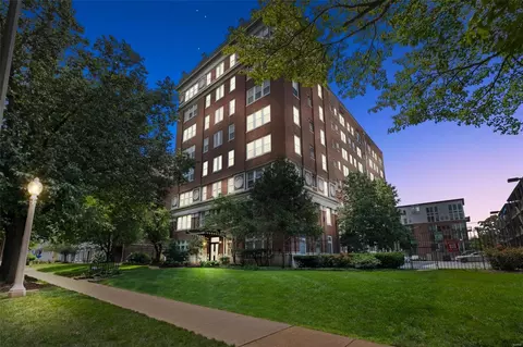 5330 Pershing Ave #303, Saint Louis, MO 63112