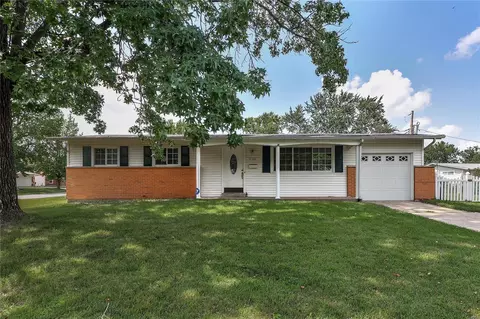 2375 Palm Dr, Florissant, MO 63031