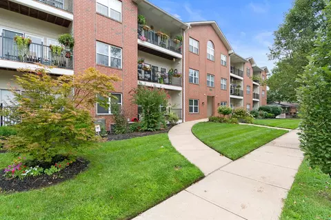 6240 Sunshine Dr #2F, Saint Louis, MO 63109