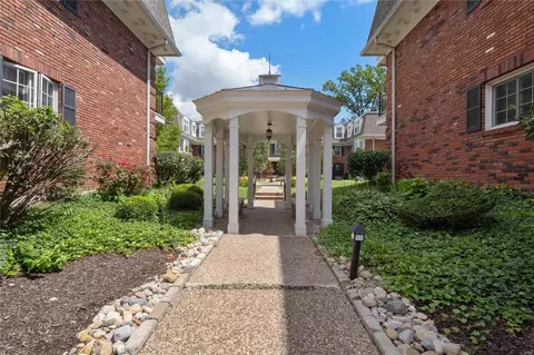 526 N Kirkwood Rd #1A, Kirkwood, MO 63122