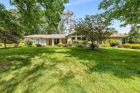 555 Twin Fawns Dr, Saint Louis, MO 63131