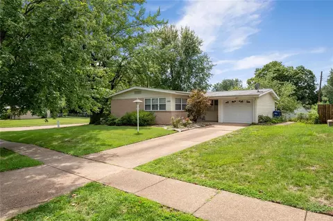 1595 Bay Meadows Dr, Florissant, MO 63033
