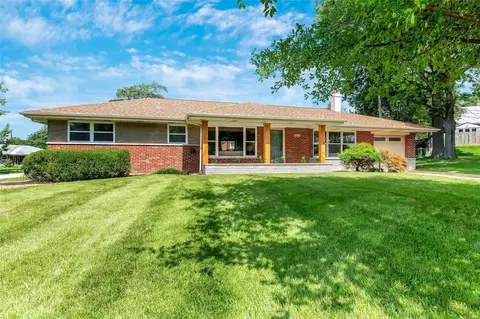 8820 Anaconda Dr, Saint Louis, MO 63126