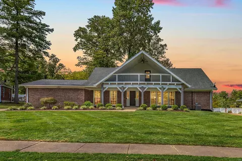 315 Diplomat Ln, Chesterfield, MO 63017