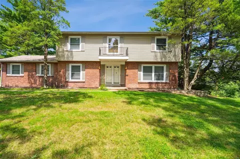 12111 Ladue Heights Dr, Creve Coeur, MO 63141