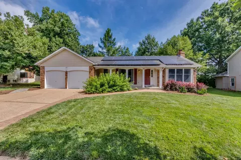 1815 Stone Canyon Cir, Manchester, MO 63021