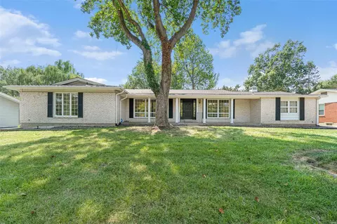 420 Monticello Dr, Ballwin, MO 63011