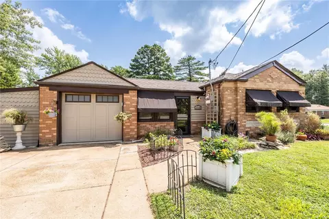 3544 Wintergreen Ln, Saint Louis, MO 63125