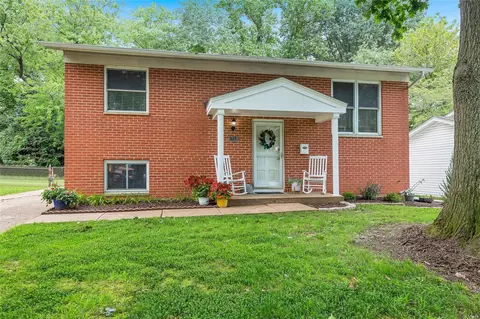 1615 Ville Maura Ln, Hazelwood, MO 63042