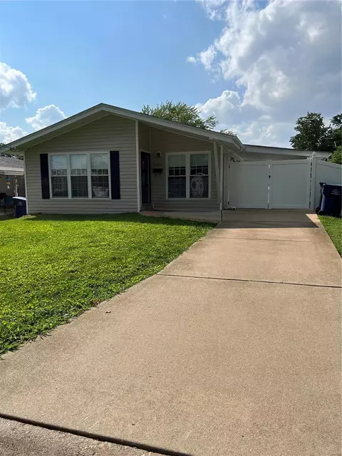 8109 Waddell Ave, Saint Louis, MO 63125