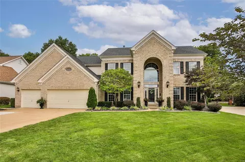 15579 Meadowbrook Circle Ln, Chesterfield, MO 63017