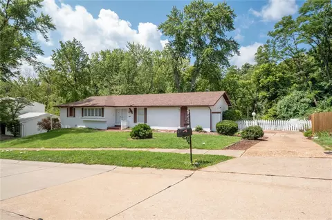 141 San Angelo Dr, Chesterfield, MO 63017
