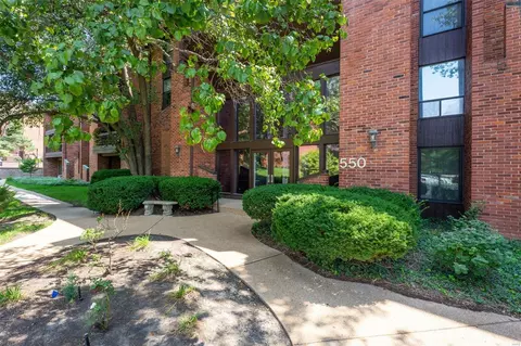 550 Coeur De Royale Dr #405, Creve Coeur, MO 63141