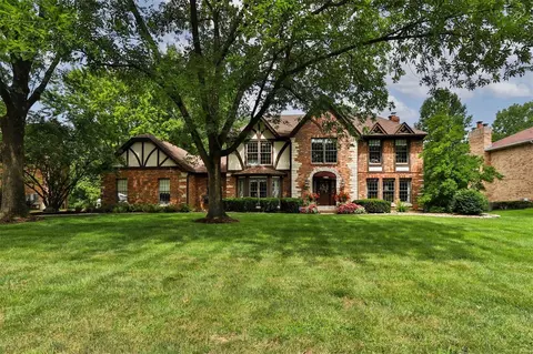 12825 Pointe Dr, Saint Louis, MO 63127