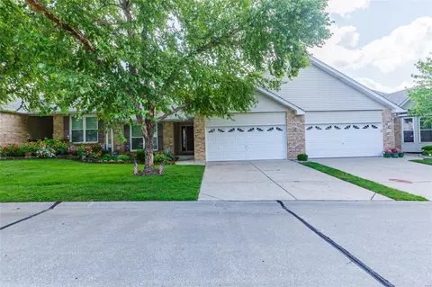 3124 Country Bluff Dr #32B, Saint Charles, MO 63301