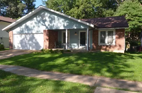 1018 Treetop Trl, Manchester, MO 63021