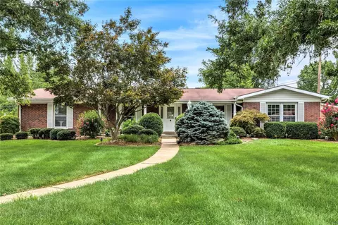 13805 Le Sabre Dr, Florissant, MO 63034