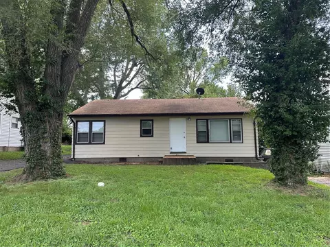 304 Reasor Dr, Saint Louis, MO 63135