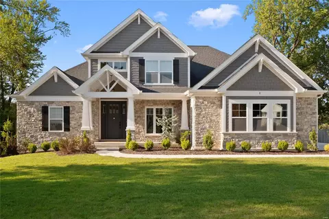 2 Pricemont Dr, Saint Louis, MO 63132