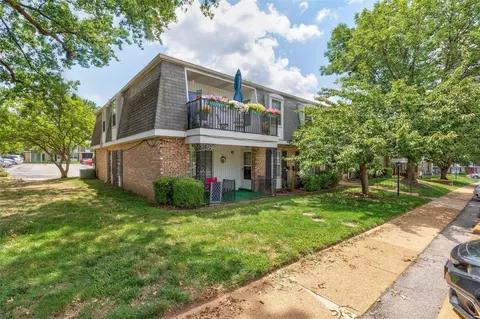 1673 Herault Pl #G, Saint Louis, MO 63125