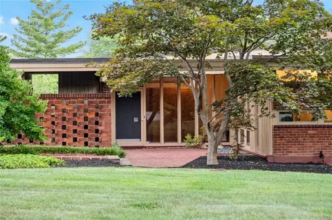 10 Westwood Country Clb, Saint Louis, MO 63131