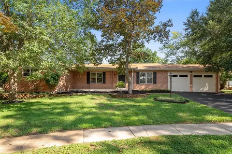 1049 Fernpark Dr, Saint Louis, MO 63141