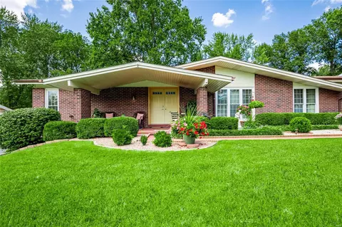 3 Country Club Ct, Florissant, MO 63033