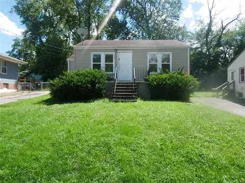 252 Flora Dr, Saint Louis, MO 63135