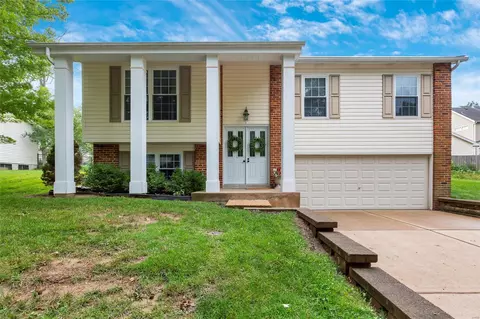 586 Larksmore Ct, Manchester, MO 63021