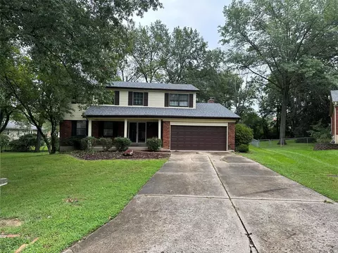 225 Crowsnest Dr, Ballwin, MO 63021 photo 2