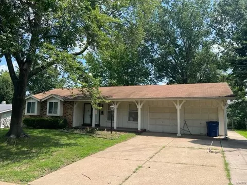 2140 Aqueduct Dr, Florissant, MO 63033