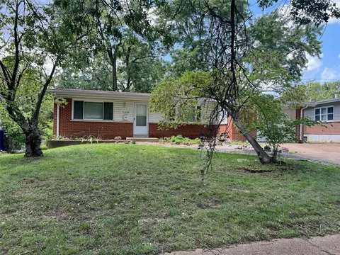 1335 Hialeah Pl, Florissant, MO 63033