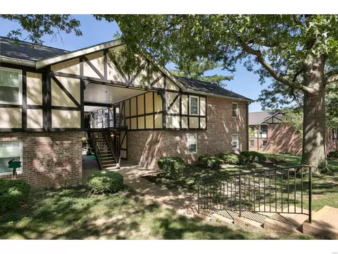 1045 Woodgate Dr, Kirkwood, MO 63122