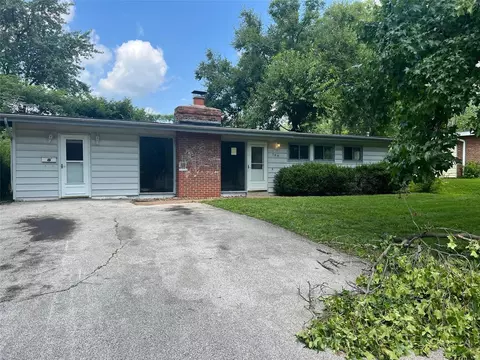 785 Bobbins Ln, Florissant, MO 63033