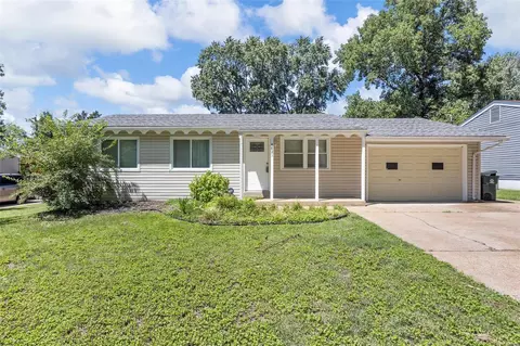 4821 Rose Blossom Ln, Hazelwood, MO 63042